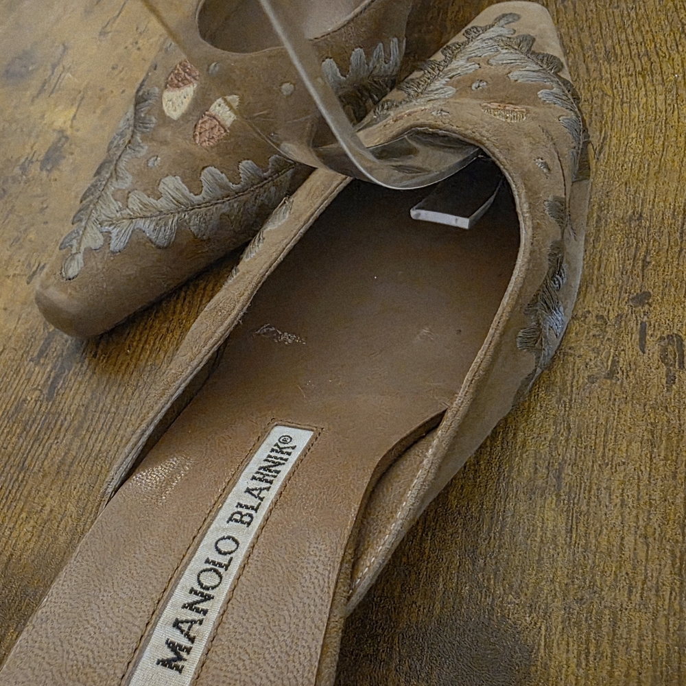Manolo Blahnik Tan Brown Acorn Embroidered Heels - Picture 14 of 15